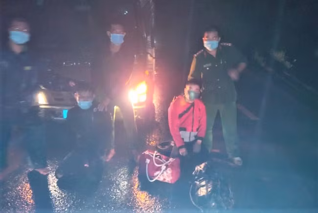 Hai đối tượng bị Công an bắt giữ.