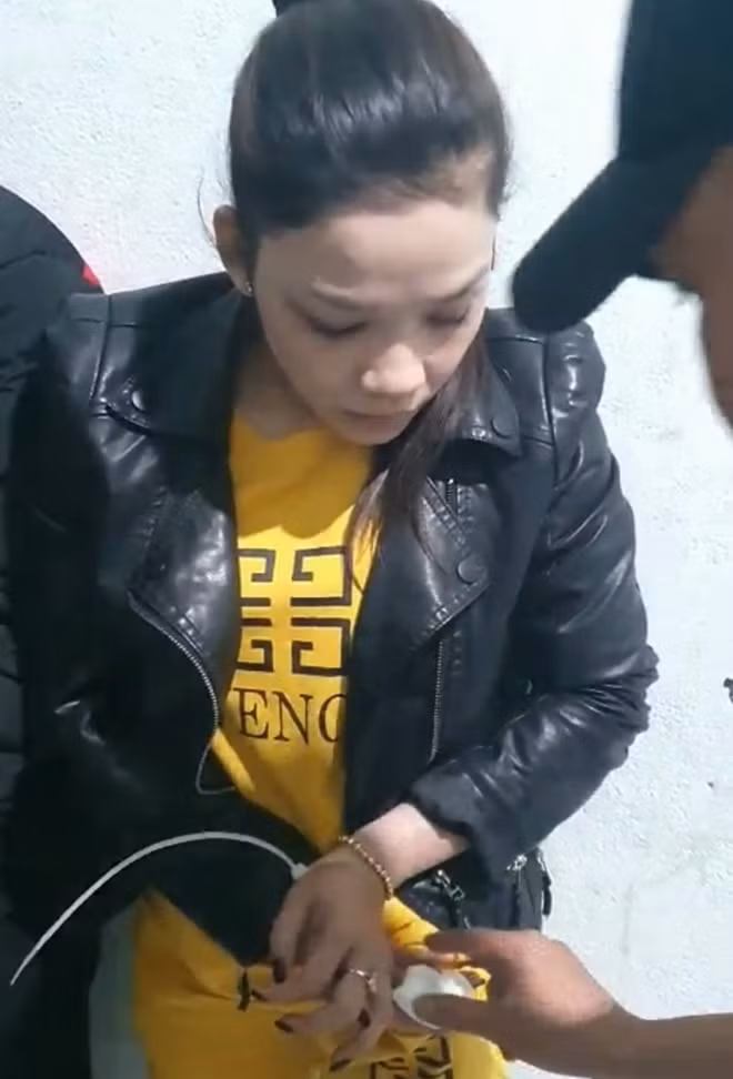 Nguyễn Thị Minh Ngà bị Công an bắt quả tang khi đang đi bán ma túy.