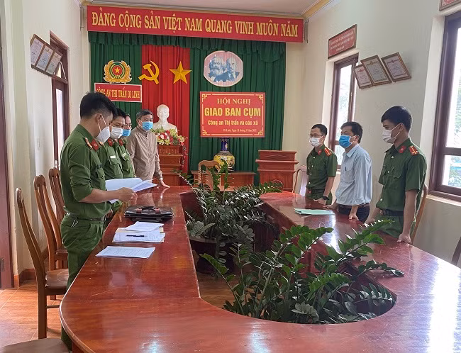 Công an huyện Di Linh tống đạt quyết định khởi tố bị can, bắt tạm giam Nguyễn Mậu Dương.