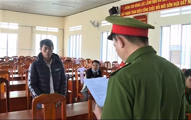 Lực lượng chức năng thực hiện lệnh bắt tạm giam bị can Lực lượng chức năng thực hiện lệnh bắt tạm giam bị can