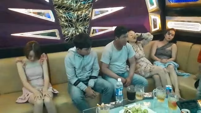 Thời điểm Công an phát hiện các đối tượng đang sử dụng ma túy trong quán karaoke