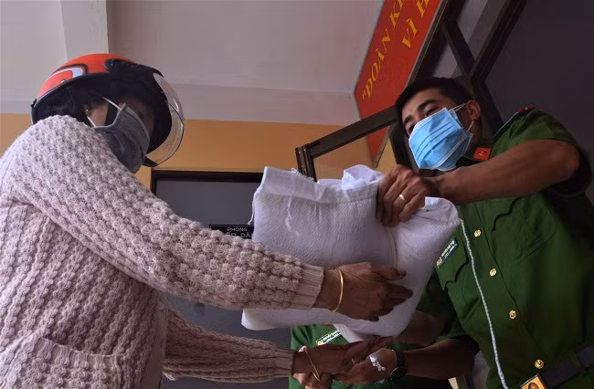 Công an phường 8, TP Đà Lạt trao quà cho người dân.