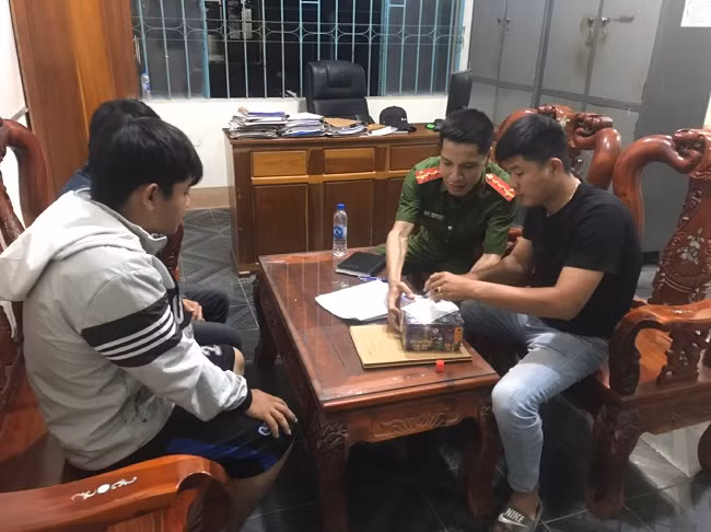 Công an huyện Đạ Tẻh làm việc với các đối tượng tàng trữ pháo nổ trái pháp luật Công an huyện Đạ Tẻh làm việc với các đối tượng tàng trữ pháo nổ trái pháp luật