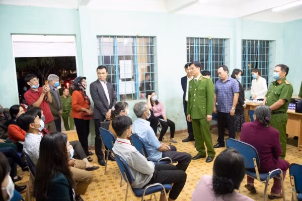 Thứ trưởng Nguyễn Duy Ngọc nói chuyện với bà con tới làm căn cước.
