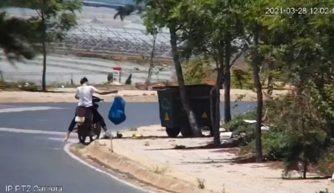 Thời điểm ông H tiện tay quăng bịch rác không đúng nơi quy định
