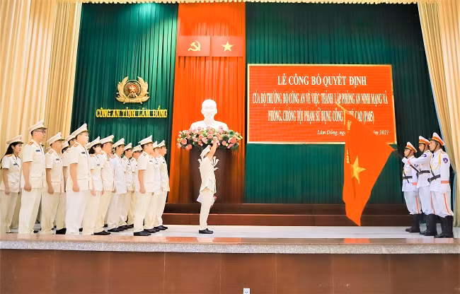 Công an tỉnh Lâm Đồng công bố Quyết định của Bộ trưởng Bộ Công an về việc thành lập Phòng An ninh mạng và Phòng, chống tội phạm công nghệ cao Công an tỉnh Lâm Đồng công bố Quyết định của Bộ trưởng Bộ Công an về việc thành lập Phòng An ninh mạng và Phòng, chống tội phạm công nghệ cao