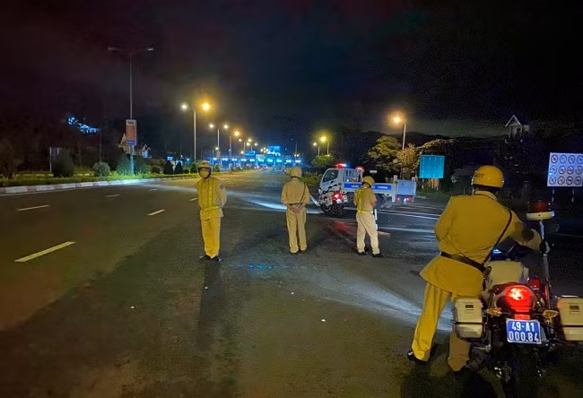 Lực lượng CSGT chốt chặn lối vào đường cao tốc Liên Khương - Đà Lạt.