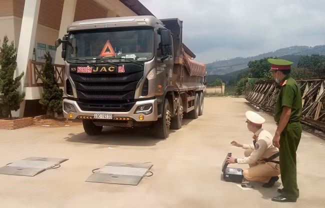 Đội CSGT-TT Công an TP Đà Lạt xử lý xe chở quá tải