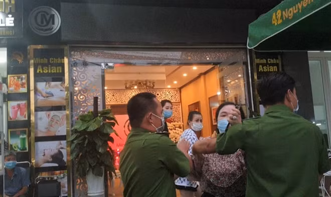 Người phụ nữ xúc phạm phóng viên báo Lâm Đồng được lực lượng Công an ngăn chặn