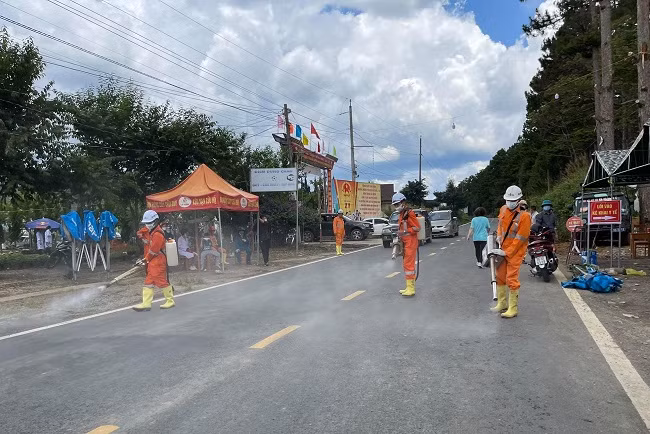Phun khử khuẩn tại chốt kiểm soát dịch bệnh COVID-19 trên QL27C vào Lâm Đồng