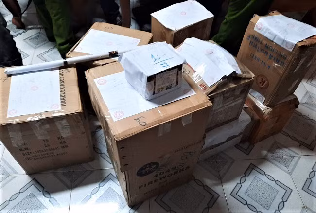 Lực lượng chức năng niêm phong tang vật thu giữ Lực lượng chức năng niêm phong tang vật thu giữ