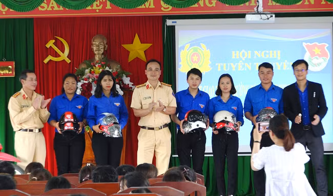 Tặng mũ bảo hiểm cho các cán bộ đoàn