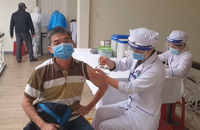 Lâm Đồng bắt đầu tiêm vaccine phòng, chống dịch bệnh COVID-19 cho đội ngũ tài xế, phụ xe tải vận chuyển hàng hóa