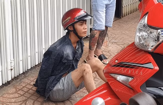 Tên cướp bị lực lượng chức năng phối hợp với người dân bắt giữ Tên cướp bị lực lượng chức năng phối hợp với người dân bắt giữ