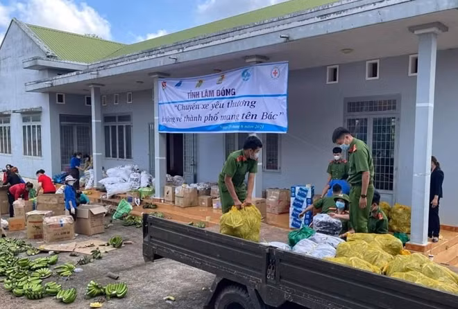Đoàn viên thanh niên Công an Lâm Đồng tích cực hỗ trợ quyên góp giúp đỡ bà con trong vùng bị ảnh hưởng của dịch bệnh tại TP Hồ Chí Minh.