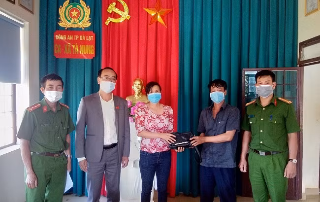 Tại Công an xã Tà Nung, chị Dung nhận lại tài sản đã đánh rơi.