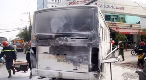 Hiện trường vụ cháy xe đưa đón học sinh tại TP HCM. Hiện trường vụ cháy xe đưa đón học sinh tại TP HCM.
