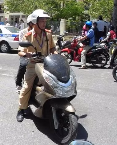 CSGT Công an TP Đà Nẵng giúp đỡ đưa đón học sinh đi thi và về lại điểm nghỉ.