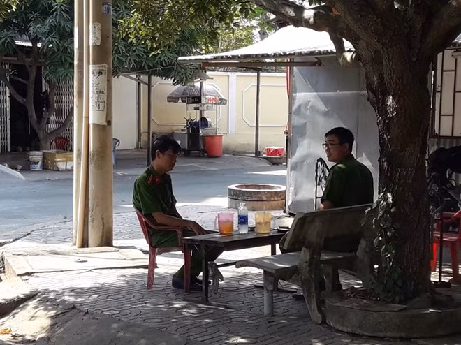 Chốt trực gác đảm bảo ANTT tại cổng Bệnh viện Dã chiến cơ sở 2 đóng tại Trung đoàn Bộ binh 10.