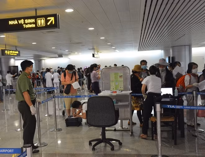 Công an TP Hồ Chí Minh tổ chức rà soát, xác minh thông tin hàng ngàn trường hợp là hành khách người nước ngoài, Việt kiều... nhập cảnh vào Việt Nam qua cảng hàng không quốc tế Tân Sơn Nhất.