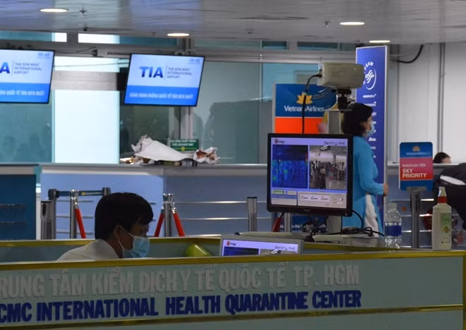 Máy đo thân nhiệt tự động và quét tất cả các hành khách đi qua.