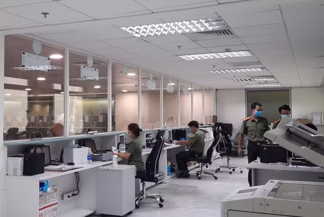 Công an cửa khẩu sân bay quốc tế Tân Sơn Nhất đã chủ động triển khai hiệu quả việc trang bị cho CBCS các phương tiện để phòng chống dịch bệnh.
