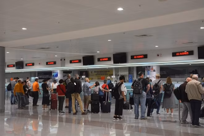 Hiện sân bay quốc tế Tân Sơn Nhất mỗi ngày có khoảng 100 chuyến bay, đón hàng chục ngàn lượt hành khách đi và đến, trong và ngoài nước.