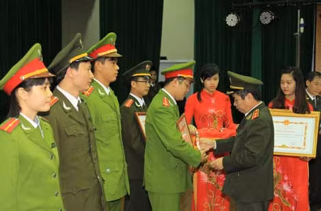 Trung tướng Phạm Quang Cử, Trưởng ban Chỉ đạo vận động hiến máu tình nguyện Bộ Công an trao bằng khen tặng các tập thể, cá nhân có thành tích xuất sắc.