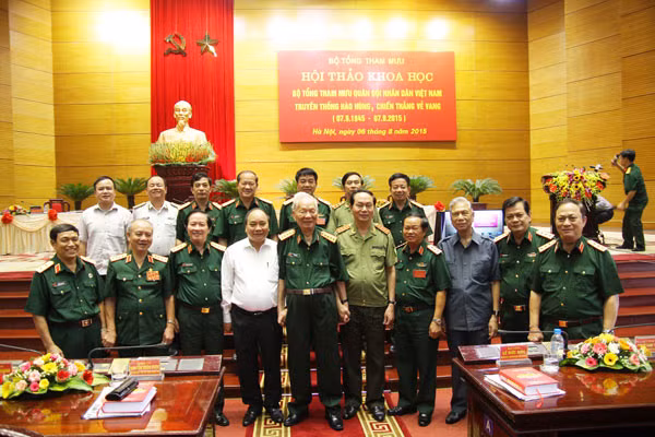 Nguyên Chủ tịch nước Lê Đức Anh; Phó Thủ tướng Chính phủ Nguyễn Xuân Phúc; Bộ trưởng Trần Đại Quang cùng các đại biểu dự Hội thảo. Ảnh Việt Hưng. Nguyên Chủ tịch nước Lê Đức Anh; Phó Thủ tướng Chính phủ Nguyễn Xuân Phúc; Bộ trưởng Trần Đại Quang cùng các đại biểu dự Hội thảo. Ảnh Việt Hưng.