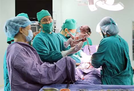 Các bác sĩ vui mừng trong giờ phút cháu bé sinh bằng phương pháp thụ tinh nhân tạo đầu tiên chào đời.
