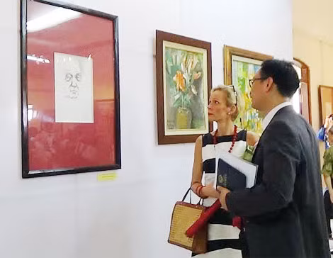 Khách trong nước và quốc tế đến tham quan triển lãm. Khách trong nước và quốc tế đến tham quan triển lãm.