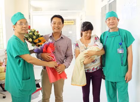 Các bác sĩ và cháu bé cùng gia đình sản phụ Vũ Thị Thanh Ngọc.