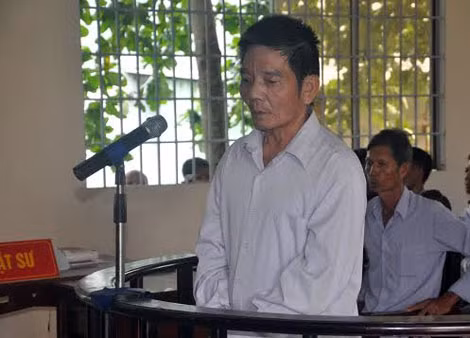 Bị cáo Nhẫn trước vành móng ngựa.