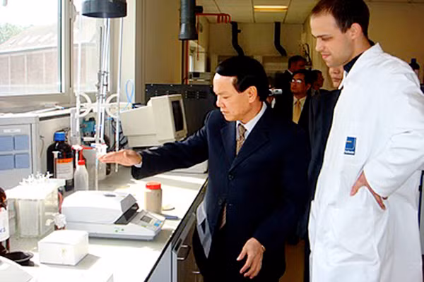 Ông Lê Thanh Thuấn - Chủ tịch HĐQT Tập đoàn Sao Mai (ASM) kiểm tra chất lượng dầu cá tra tinh luyện tại Phòng thí nghiệm của Tập đoàn Desmet Balestra - Châu Âu.