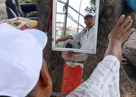 "Nhìn thấy công nhân đốn hạ cây mà tiếc đứt ruột. Bao năm mưu sinh dưới gốc cây này, nó như ngôi nhà của mình", ông Trần Phan ở Nguyễn Chí Thanh (quận Đống Đa), thợ cắt tóc, người gắn bó với những gốc cây xà cừ cổ thụ 25 năm qua tiếc nuối.