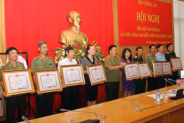 Thứ trưởng Bùi Văn Thành trao Bằng khen của Bộ Công an cho các tập thể, cá nhân có thành tích xuất sắc.