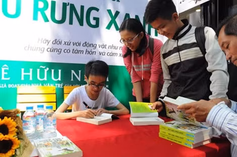 Lê Hữu Nam ký tặng sách cho bạn đọc “Mật ngữ rừng xanh”.
