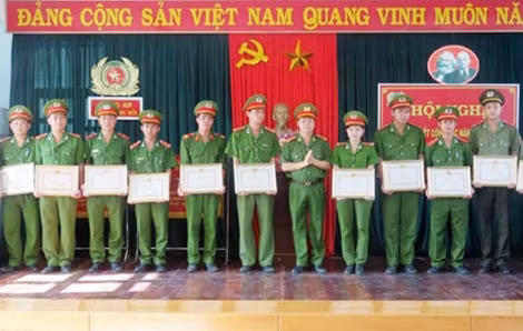 Các cá nhân có thành tích xuất sắc của Công an huyện Ngọc Hồi được khen thưởng.