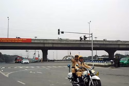 Lực lượng CSGT dẫn đoàn tại ngã tư Trần Duy Hưng - Phạm Hùng.