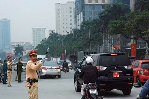 Lực lượng CSGT, CAP Yên Hòa phối hợp Thanh tra giao thông, Bộ Tư lệnh Thủ đô đảm bảo ANTT và TTATGT tại điểm chốt Trần Duy Hưng - Phạm Hùng (gần cống Trung tâm Hội nghị quốc gia Mỹ Đình).