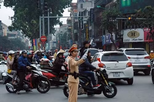 Nữ thiếu úy Đinh Hồng Loan phân luồng giao thông ngã tư Kim Mã – Núi Trúc.
