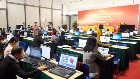 Các phóng viên đang tác nghiệp tại Trung tâm báo chí Đại hội XII.