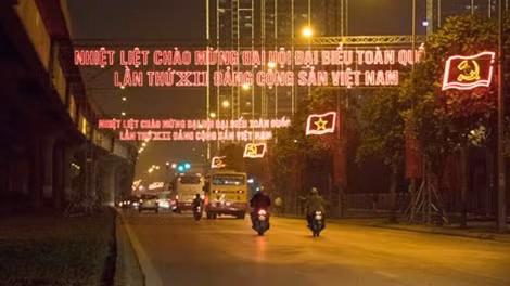 Thủ đô Hà Nội rực rỡ cờ hoa chào mừng Đại hội Đảng toàn quốc lần thứ XII.