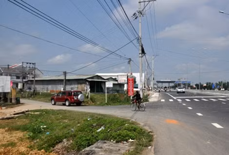 Một phương tiện chạy ngược chiều trên quốc lộ để rẽ vào đường làng.