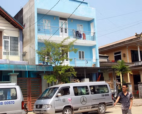 Căn nhà màu xanh, nơi phát hiện anh P. tự tử ở sân thượng.