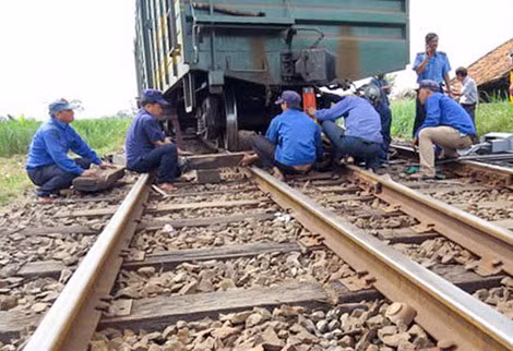 Công nhân tu sửa lại đường sắt sau sự cố tai nạn.