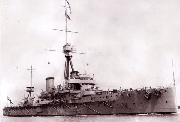 Dreadnought 2050 được lấy cảm hứng từ HMS Dreadnought 2050 – một chiến hạm nặng 20 tấn, dài 527 feet (khoảng 160m), được đưa vào biên chế Hải quân Hoàng gia Anh năm 1906.