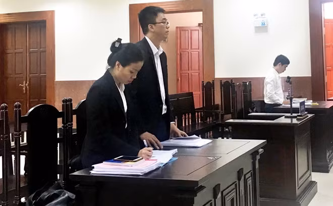 Đại diện nguyên đơn (bìa trái) và bị đơn tại toà