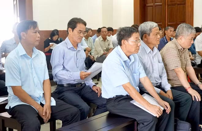 Bị cáo Đặng Thanh Bình và các bị cáo tại toà