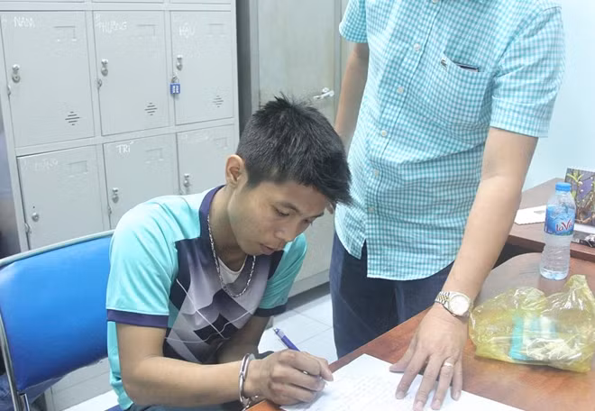 Hung thủ Nguyễn Hữu Tình tại cơ quan Công an